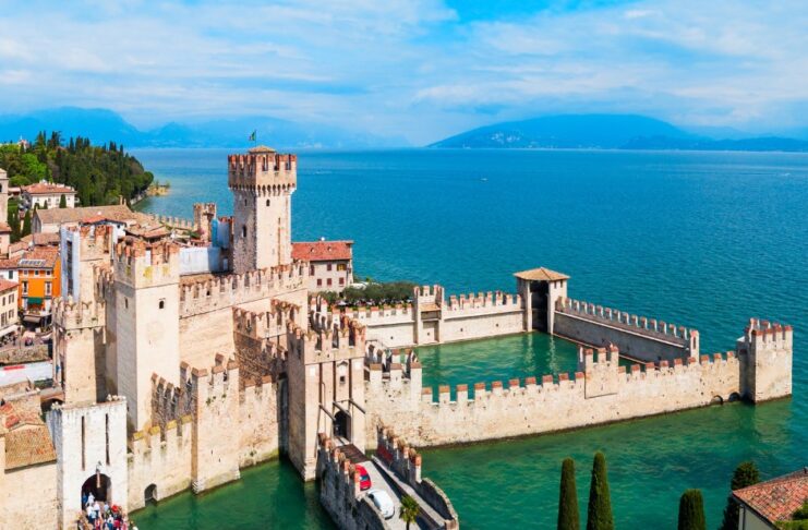 Sirmione valuta una tassa d’ingresso per i turisti giornalieri: “Serve un freno al turismo mordi e fuggi”