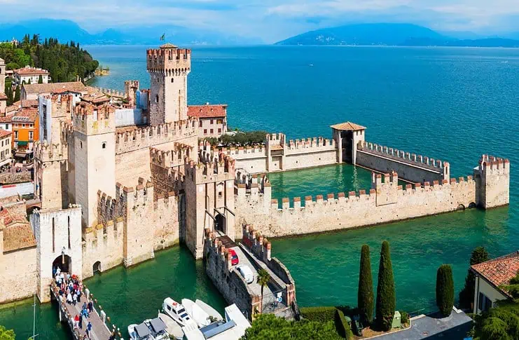 Sirmione valuta una tassa d’ingresso per i turisti giornalieri: “Serve un freno al turismo mordi e fuggi”