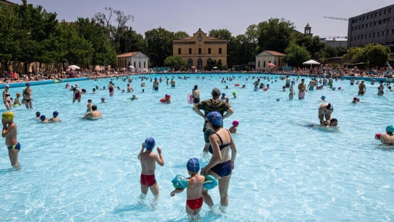 Milano sotto il sole: estate 2025 con solo tre piscine comunali all’aperto