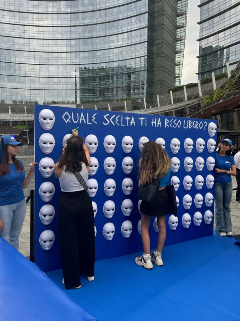 Air Action Vigorsol celebra la “Self-Liberation” a Piazza Gae Aulenti