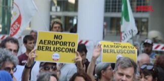 proteste contro l'intitolazione dell'aeroporto a Berlusconi