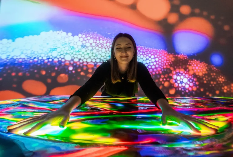 L’installazione al Museo della Scienza che permette di esplorare i colori attraverso il tatto.