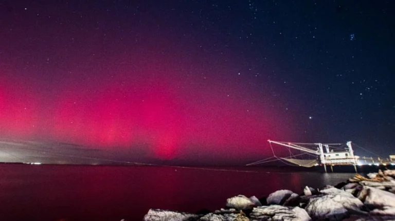 L’aurora boreale illumina i cieli lombardi: uno spettacolo dai laghi di Garda e Como
