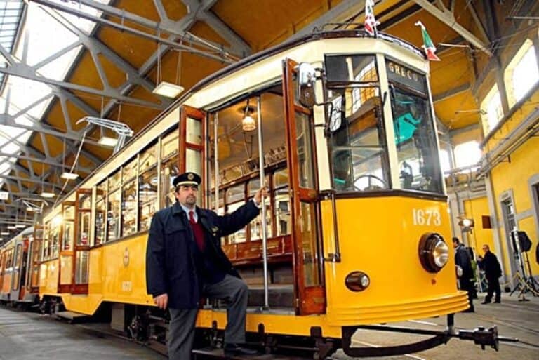 Natale a Milano: un viaggio nel cuore della città a bordo del tram storico