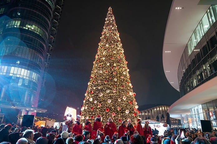 Milano accende il Natale con il Villaggio di Porta Nuova