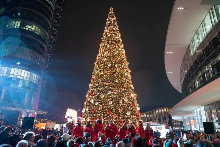 Milano accende il Natale con il Villaggio di Porta Nuova