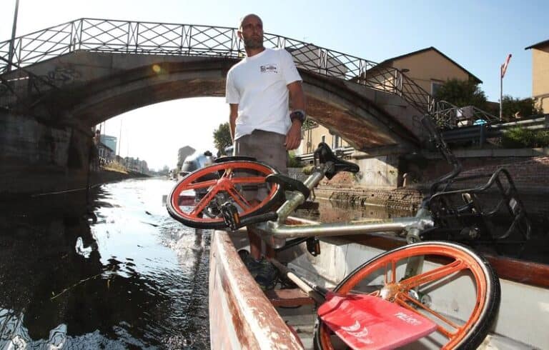 Simone Lunghi, l’Angelo dei Navigli, raggiunge quota mille biciclette recuperate