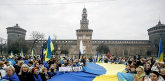 Manifestazione a Milano per l'Ucraina: cartelli contro Trump e solidarietà a Kyiv