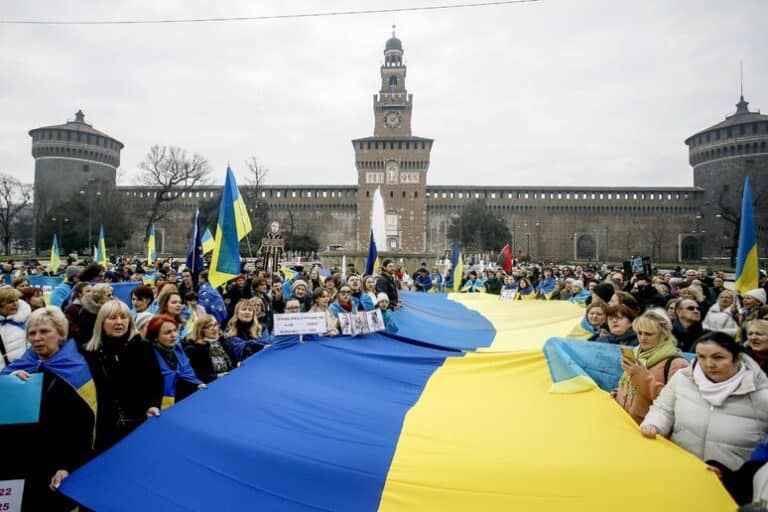 Manifestazione a Milano per l'Ucraina: cartelli contro Trump e solidarietà a Kyiv
