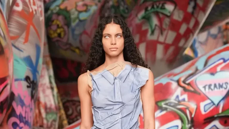 Diesel: sfilata da record con modelle "senza occhi" e 3 km di graffiti