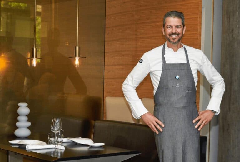 Andrea Berton: lo chef che celebra il brodo con eleganza a Milano