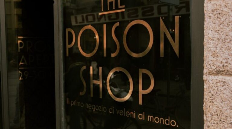 Milano apre il primo "negozio di veleni": un mistero da risolvere tra le strade della città