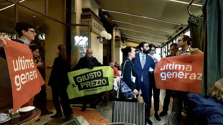 Ultima Generazione, blitz da Cracco in Galleria: "Una cena costa quanto il mio affitto"