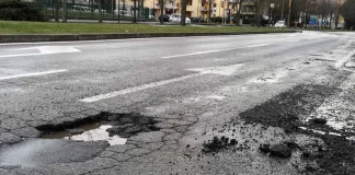 Milano e l’emergenza buche: un incubo quotidiano per ciclisti, motociclisti e pedoni