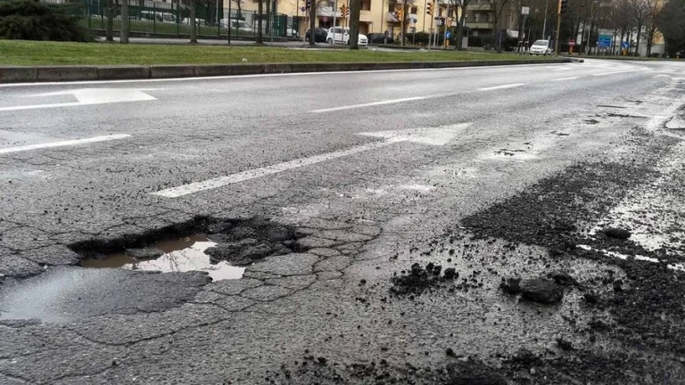 Milano e l’emergenza buche: un incubo quotidiano per ciclisti, motociclisti e pedoni