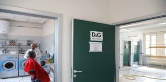 Colazione gratuita e docce pubbliche per i senzatetto: l’iniziativa solidale