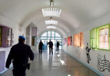 Al carcere di Opera l’arte abbatte i muri: detenuti firmano un murales che trasforma la palestra