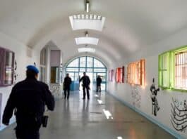 Al carcere di Opera l’arte abbatte i muri: detenuti firmano un murales che trasforma la palestra