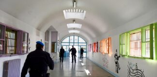 Al carcere di Opera l’arte abbatte i muri: detenuti firmano un murales che trasforma la palestra