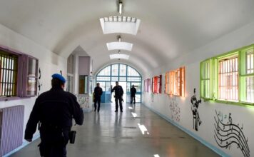 Al carcere di Opera l’arte abbatte i muri: detenuti firmano un murales che trasforma la palestra