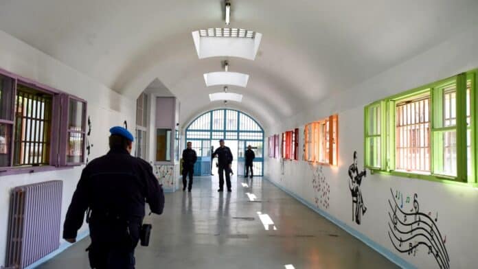 Al carcere di Opera l’arte abbatte i muri: detenuti firmano un murales che trasforma la palestra