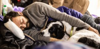 Giovanni e il suo cane hanno finalmente una casa: accolti a Cascina Vita Nova