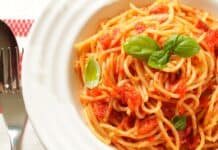 Spaghetti al pomodoro da 45 € a Como: scoppia la polemica sui social