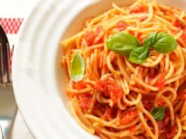 Spaghetti al pomodoro da 45 € a Como: scoppia la polemica sui social