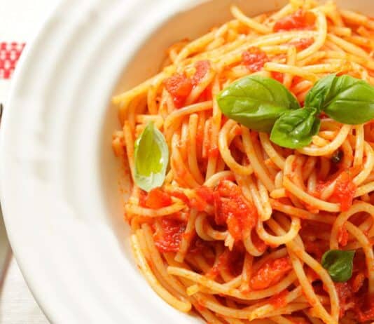 Spaghetti al pomodoro da 45 € a Como: scoppia la polemica sui social