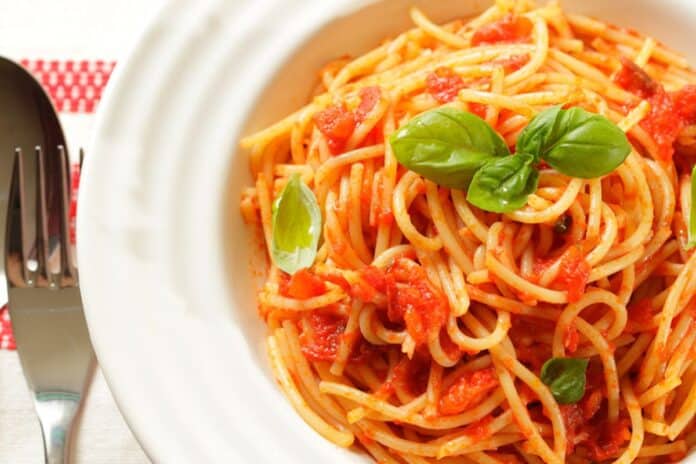 Spaghetti al pomodoro da 45 € a Como: scoppia la polemica sui social