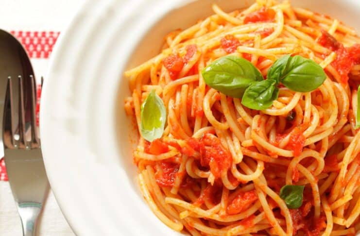 Spaghetti al pomodoro da 45 € a Como: scoppia la polemica sui social
