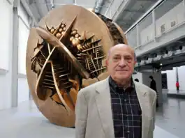 Addio a un gigante della scultura: morto Arnaldo Pomodoro, la Sfera che rompe il mondo