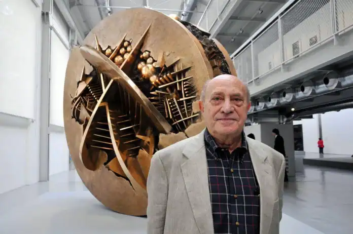 Addio a un gigante della scultura: morto Arnaldo Pomodoro, la Sfera che rompe il mondo