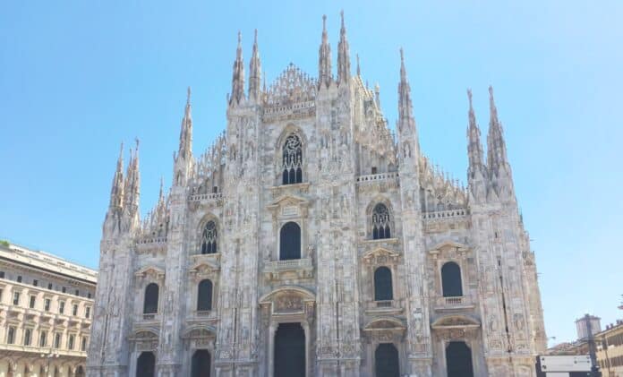 Duomo bollente, terrazze affollate: l’estate estrema delle guide di Milano