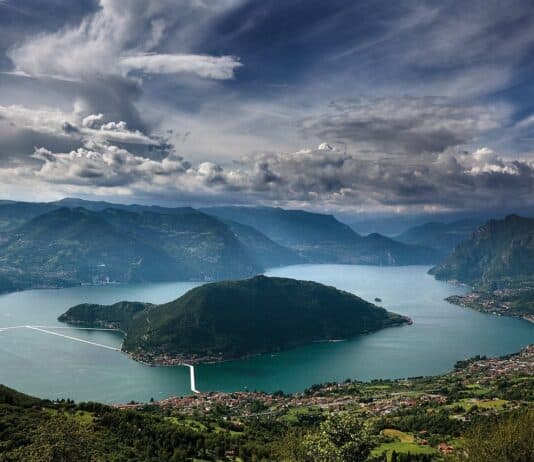 Una giornata sul Lago d’Iseo: itinerario tra Monte Isola, borghi storici e relax sull’acqua