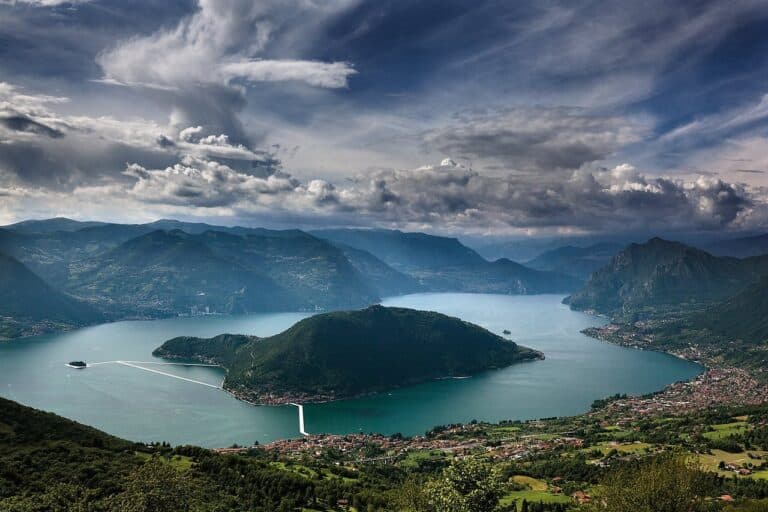 Una giornata sul Lago d’Iseo: itinerario tra Monte Isola, borghi storici e relax sull’acqua