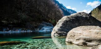 Le Maldive a un’ora e mezza da Milano: il paradiso alpino della Val Verzasca