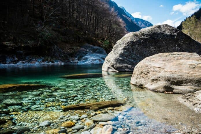 Le Maldive a un’ora e mezza da Milano: il paradiso alpino della Val Verzasca