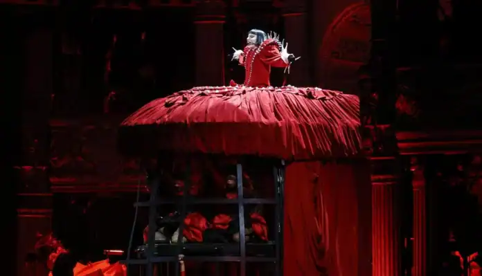 Lady Gaga incanta Milano con il "Mayhem Ball": un'opera pop unica