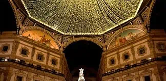 Itinerario tra le luci di Natale: un percorso a piedi tra quartieri illuminati e atmosfere magiche