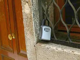 Milano vieta le key box per gli affitti brevi dal 1° gennaio 