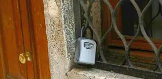 Milano vieta le key box per gli affitti brevi dal 1° gennaio 