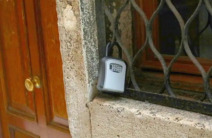 Milano vieta le key box per gli affitti brevi dal 1° gennaio 