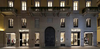 Milano e Valentino: la boutique storica riapre nel segno dell’eleganza