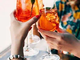 Addio happy hour? La Gen Z e il nuovo modo di vivere l’aperitivo