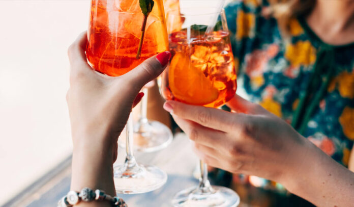 Addio happy hour? La Gen Z e il nuovo modo di vivere l’aperitivo