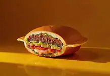 Boom di code per l’apertura di Space Burger, il fast food di Dose e Dadda