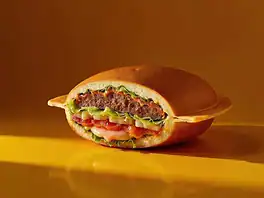 Boom di code per l’apertura di Space Burger, il fast food di Dose e Dadda