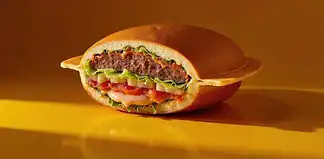 Boom di code per l’apertura di Space Burger, il fast food di Dose e Dadda