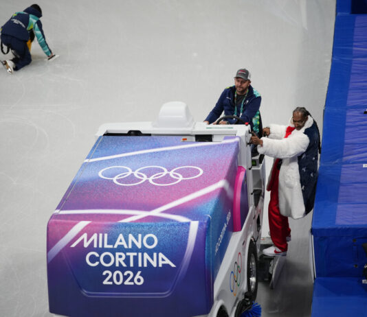 Snoop Dogg sorprende alla pista di pattinaggio di Assago